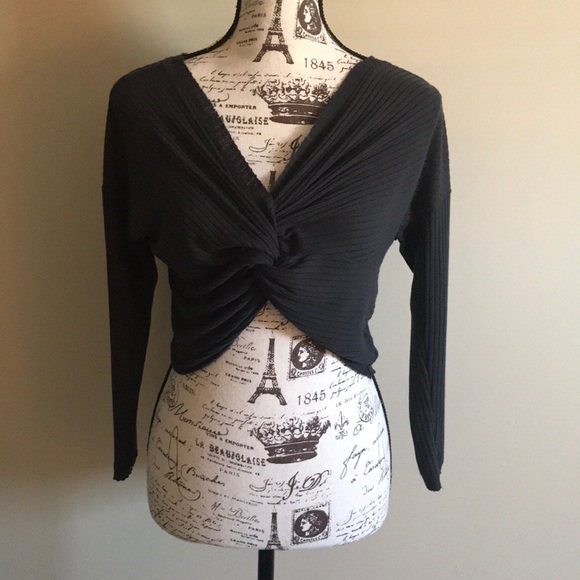 TWIST FRONT CROPPED TOP - Picture 2 of 11